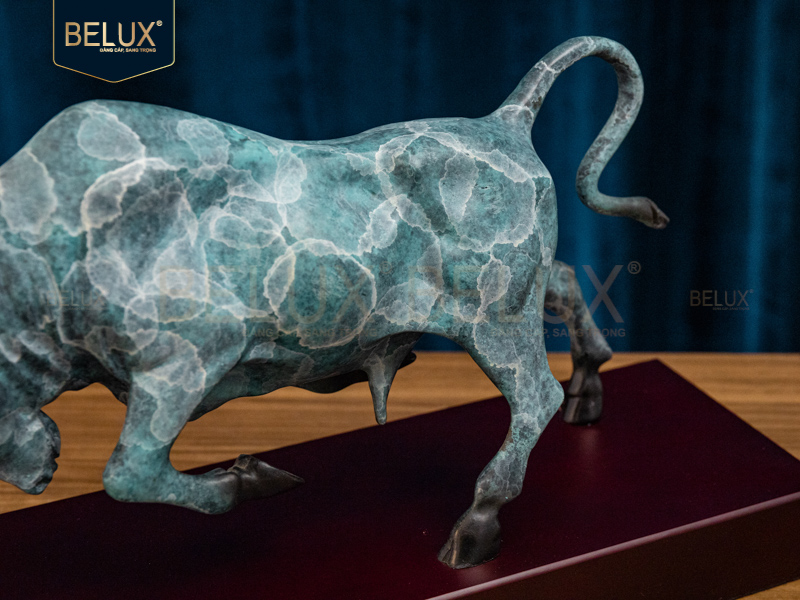 Tượng bò tót bằng đồng decor gốm men xanh dài 30cm